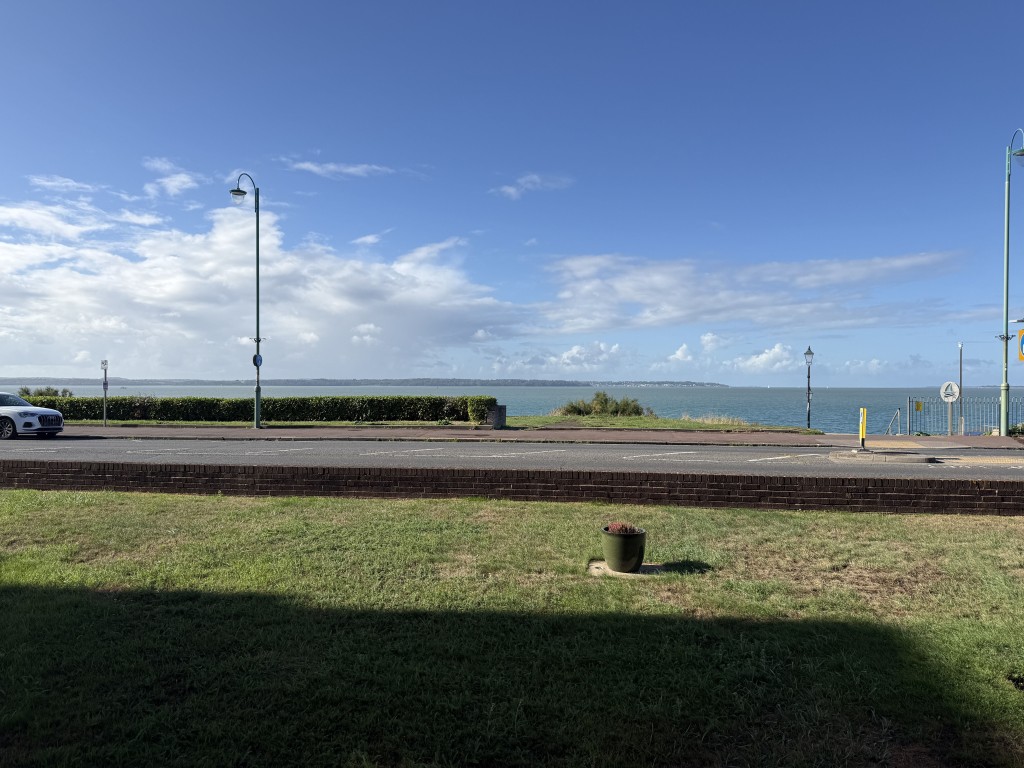 Lot: 131 - WELL PRESENTED GROUND FLOOR FLAT WITH SEA VIEWS - View of seafront from flat